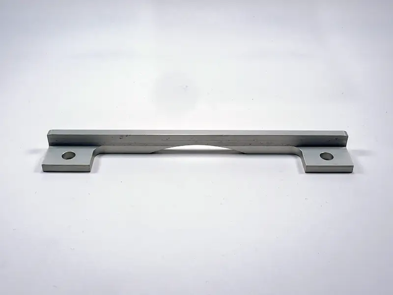 Flaches Metall-Anschlaglineal 195 x 6 mm (8803), mit zwei großen Bohrungen und einer Aussparung in der Mitte, auf weißem Hintergrund.