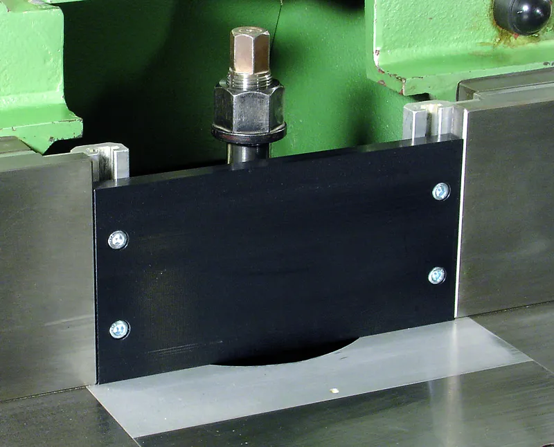 Nahaufnahme einer Abrichthobelmaschine mit schwarzer Schutzhaube über dem Messerblock, Kehlbrett 260x130 mm und grünen Metallteilen.