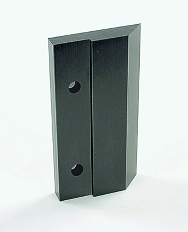 Schwarze Anschlaglippe 150x80mm, rechteckig mit zwei Bohrungen und abgeschrägter Ecke, stehend vor weissem Hintergrund.