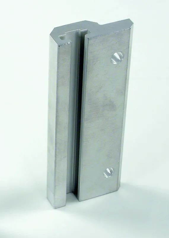 T-Nut-Profilschiene 142x55mm (8807), Metallwinkel mit Mutter und Senkloch, ideal für sichere Montage in Schutzsystemen.