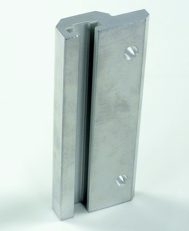 T-Mutter-Profilschiene 142x55 mm (8807), Metall, mit zwei Senklochbohrungen und Mittelnut, stehend auf weissem Hintergrund.