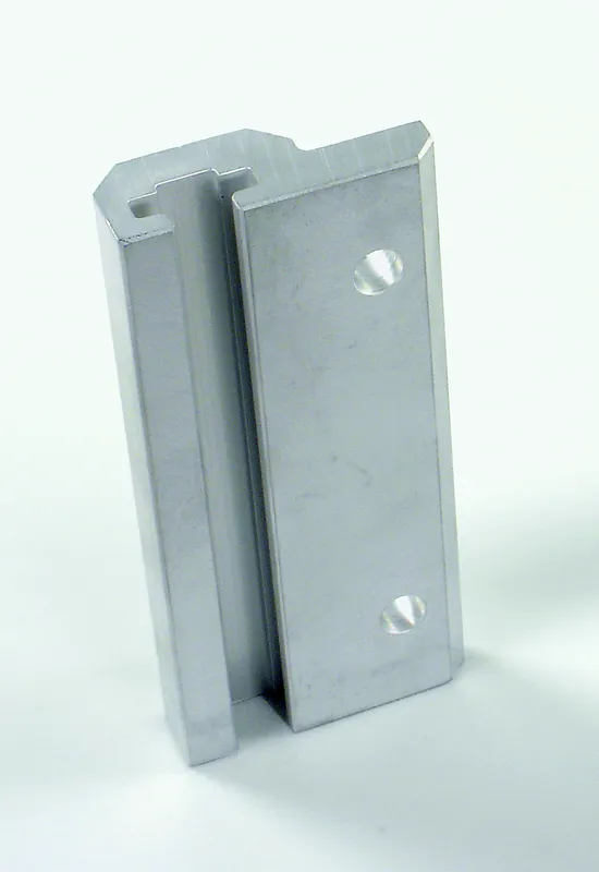 Die T-Nut-Profilschiene 122x55 mm (8937) aus Metall mit zwei Bohrungen und einer Nut, stehend vor weissem Hintergrund.