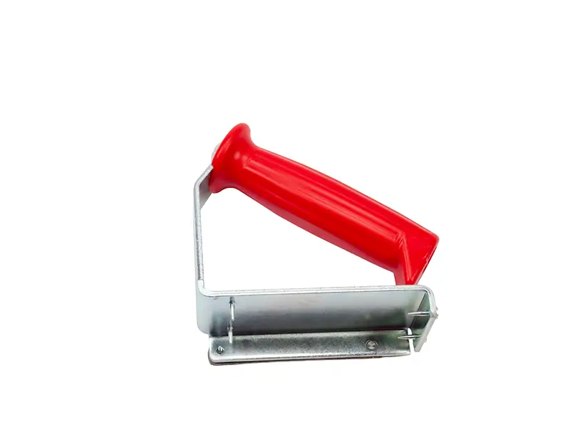 Der Handgriff links (9337) ist ein Metall-Farbroller mit rotem Griff, ideal für Arbeitsschutz und Holzbeschichtung, vor weiss.