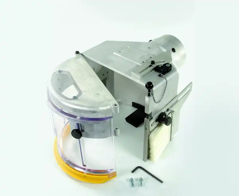 Der Bogenfraesschutz Modell T mit transparenter Schutzhaube, Einstellknöpfen und Montageset für Holzbearbeitung auf Weiss.