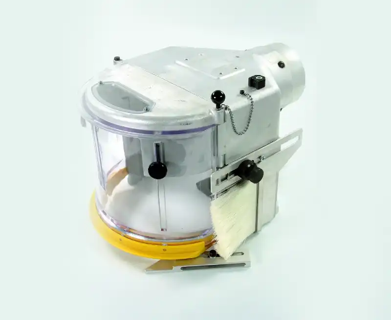 Der Bogenfraesschutz Modell T (9534) mit durchsichtigem Deckel und Halterung ist auf einem Tisch vor weissem Hintergrund montiert.