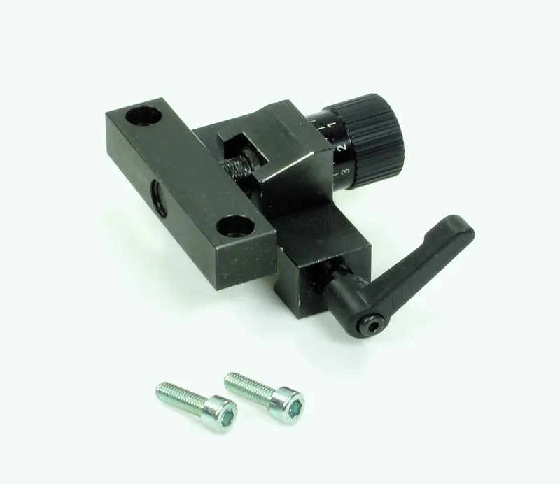 Feineinstellung Modell T (9539): Schwarze Klemme mit Drehknopf, Hebelgriff, 2 Bohrungen, 2 Schrauben; ideal für präzisen Werkstückhalt.