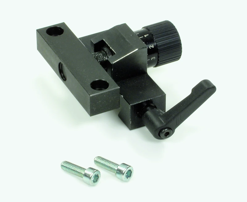 Feineinstellung Modell T (9539): schwarze Metallspannzwinge mit Skala, Hebelgriff, Montageplatte, 2 Inbusschrauben auf Weiss.