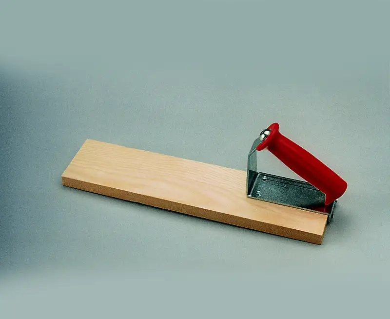 Rechteckiger Holz-Schleifklotz mit rotem Handgriff links (9337) und Metallschelle, auf grauem Untergrund, Arbeitsschutz-Hilfsmittel.