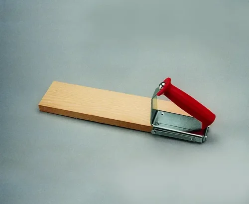 Der Handgriff rechts (9336) ist ein roter Schiebestock mit Holzsohle zum sicheren Führen von Holz an Kreissägen, auf Grau.