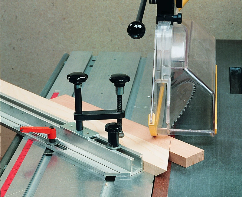 Detailaufnahme einer Kreissaege mit Schutzhaube und Klemmvorrichtung (Ausladung 95 mm), sichert Holz bei der Holzbearbeitung.