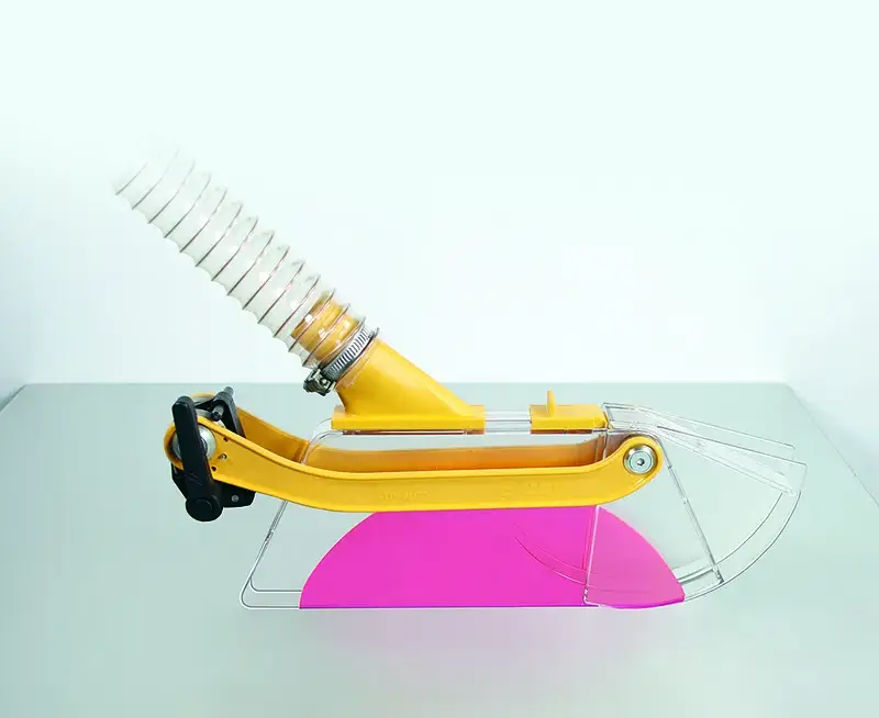 Transparente Schutz-Absaughaube S 250 für Kreissägen (Ø 150-250 mm) mit Flexschlauch, rosa Basis und Klar-Schutzschild.