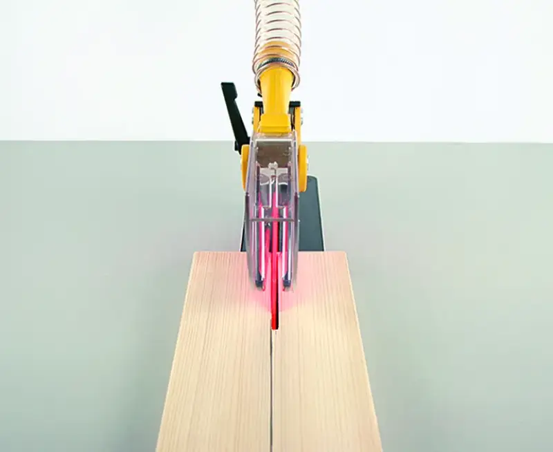 Die Schutz- und Absaughaube S 250 (33717) mit gelbem Schutz, rotem Laser und Werkstückführung, für 150-250 mm Sägeblätter.