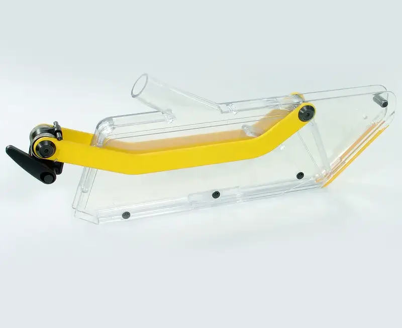 Transparente Schutz- und Absaughaube S 315 für Kreissägeblätter Ø 250-315 mm mit gelbem Griff, schwarzem Knopf, Arbeitsschutz.