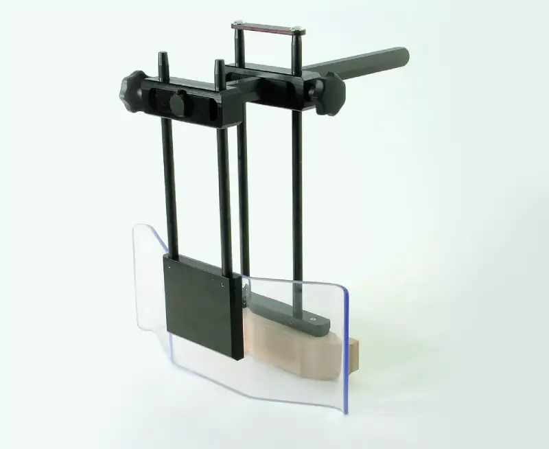 Schutz- und Druckwerkzeugsatz 8749: schwarze Vorrichtung mit Sechskantstange, Schutzabdeckung, verstellbar, Holzfuss.