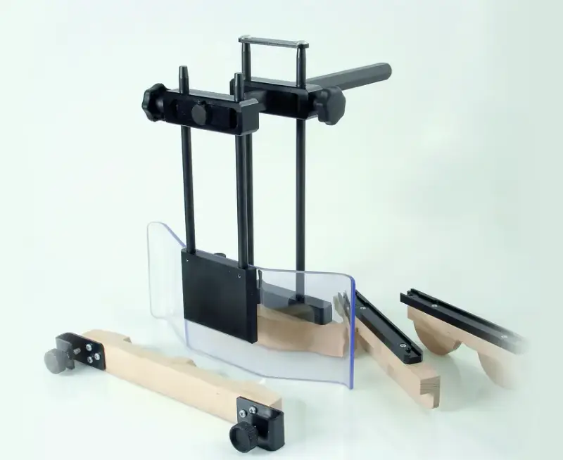 Zapfenschablone aus Metall und Holz mit verstellbarem Schutz, Sechskantstange, Abdeckung, auf weissem Hintergrund.