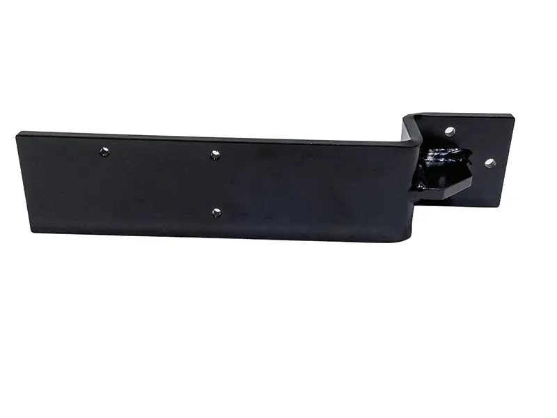 Schwarze Metall-Befestigungsplatte mit flachem Fuss, Lochungen und Winkelarm für Suvamatic 1718 vor weissem Hintergrund.