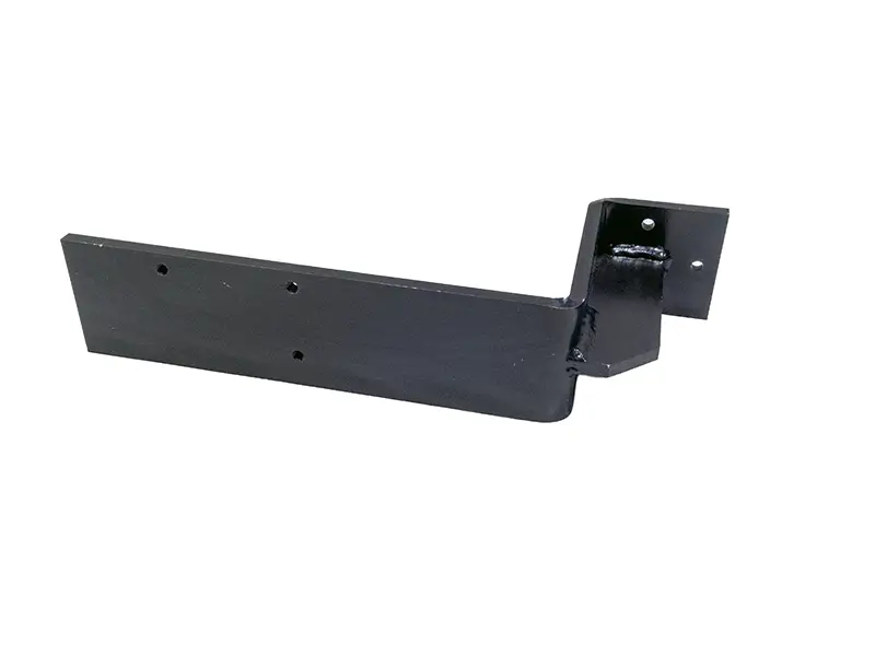 Befestigungssupport für Suvamatic 1719: Schwarze Metallkonsole mit drei Schraublöchern, Winkel, Schweissnaht, auf Weiss. Befestigungssupport für Suvamatic 1719: Schwarze Metallkonsole mit drei Schraublöchern, Winkel, Schweissnaht, auf Weiss.