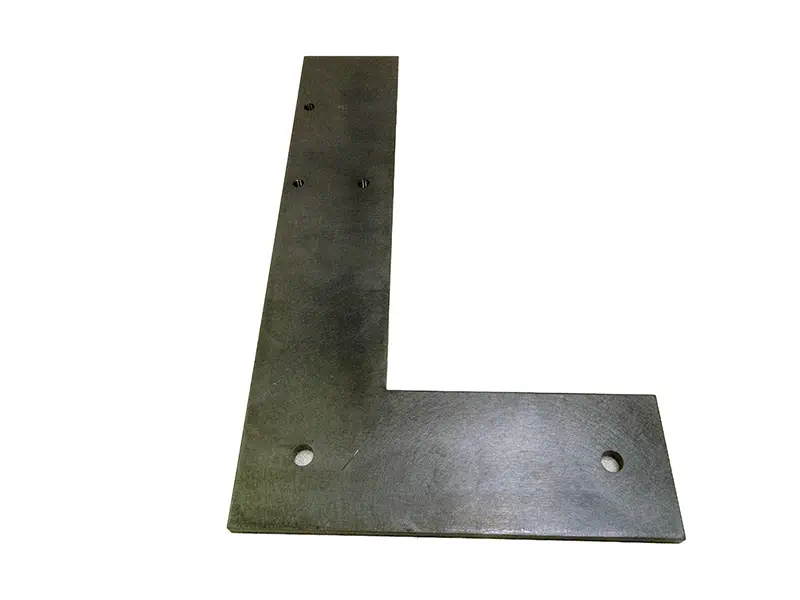Eine große, flache Metall-Anschlussplatte L-Form für Suvamatic (1720) mit vier Befestigungslochern auf weißem Hintergrund.