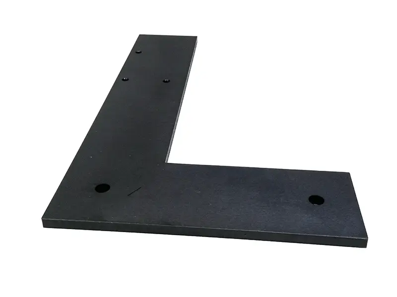 Flache, schwarze L-Winkelplatte mit vier Bohrungen, ideal als Anschlussplatte für Suvamatic 1720 im Arbeitsschutz. Flache, schwarze L-Winkelplatte mit vier Bohrungen, ideal als Anschlussplatte für Suvamatic 1720 im Arbeitsschutz.