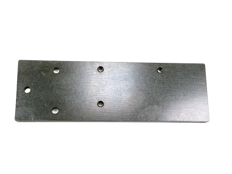 Rechteckige Anschlussplatte (1725) aus Metall mit sechs Bohrungen für Schutzvorrichtungen, auf weißem Hintergrund.
