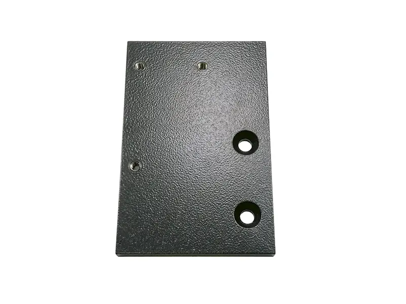 Schwarze Anschlussplatte 1737 aus Metall, rau strukturiert, zwei große Öffnungen rechts, zwei kleinere links, weiß hinterlegt.