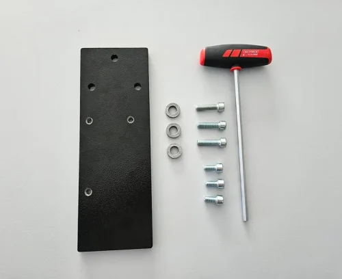 Schwarze Metall-Montageplatte, vier Silber-Schrauben, vier Unterlagsscheiben, T-Griff-Inbusschlüssel für Maschinenschutz.