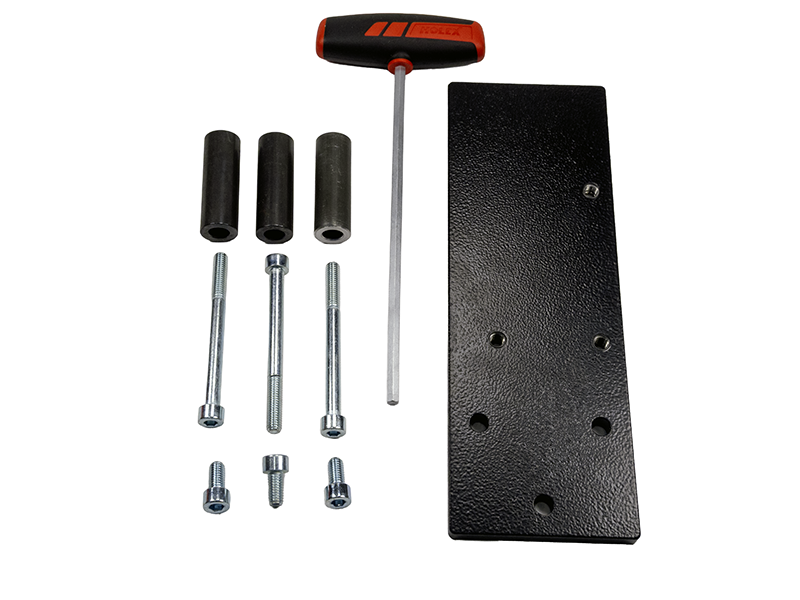 Suvamatic-Set (14393) von Kölle: 3 Distanzhuelsen, Schrauben, Lochplatte, T-Griff-Inbusschluessel auf Weiss.