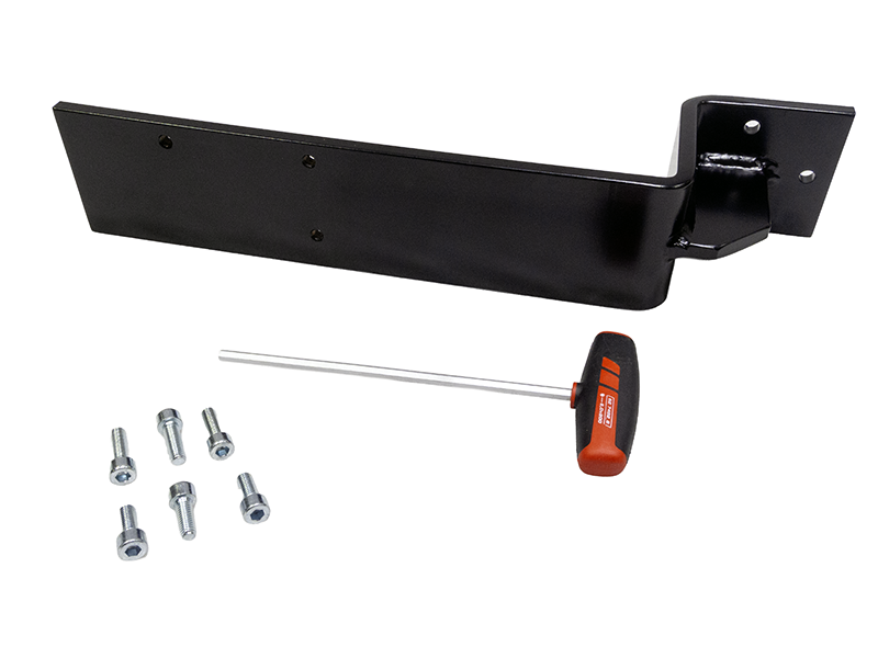 Schwarzer Metallwinkel, roter Inbusschlüssel und fünf Schrauben aus dem Suvamatic-Set (Panhans 334/335, 1992) auf Weiss.