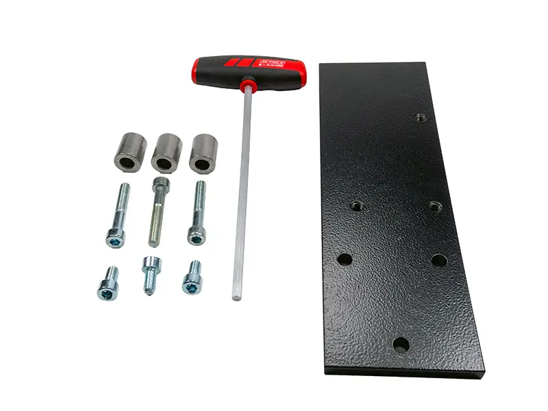 Suvamatic-Set FS 51 mit schwarzer Anschlussplatte, T-Griff-Inbusschlüssel, Distanzhülsen und Schrauben auf Weiss.