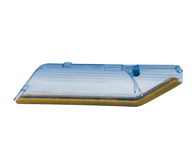 Transparente blaue Schutzhaube B90 mit Schienen, gelbem Rand und Absaugöffnung zur sicheren Abdeckung der Rasierklingen.