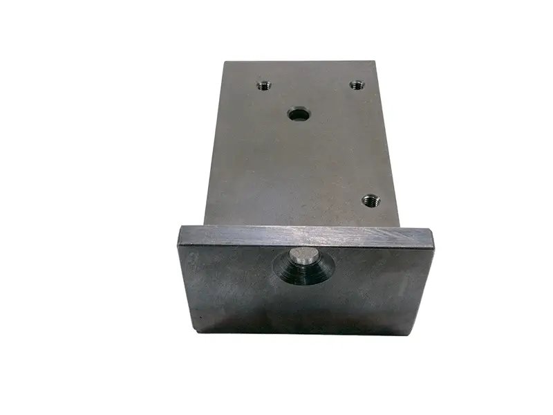 Rechteckiger Metallblock mit Flachplatte, Gewindebohrungen und Senkloch, Befestigungssupport (1733) für Arbeitsschutz.