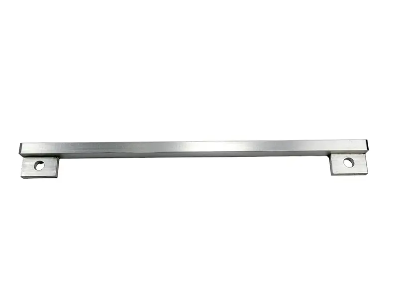 Ein Anschlaglineal (300 × 10 mm) mit zwei rechteckigen Befestigungsplatten und runden Schraubenlöchern zur sicheren Montage.