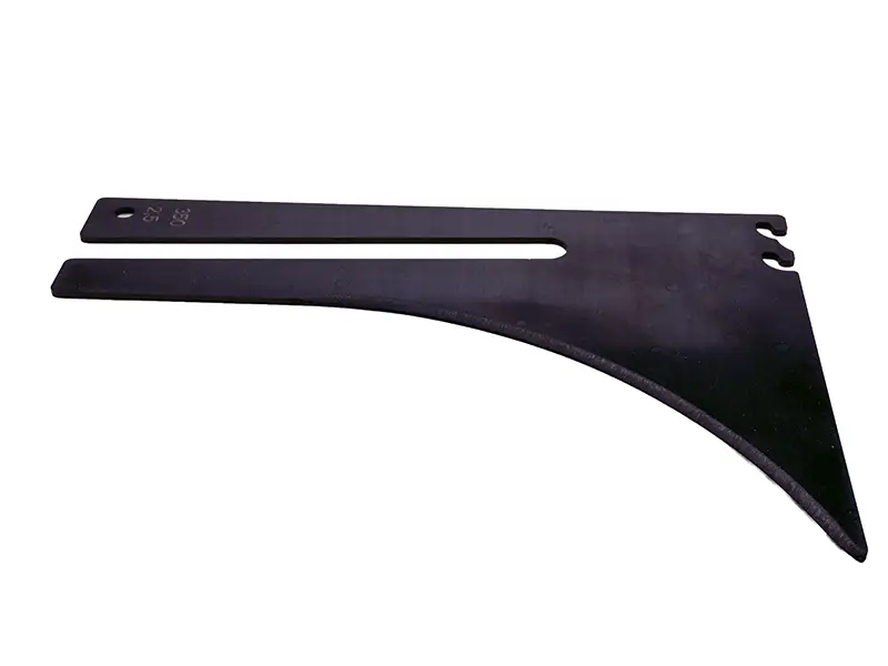 Ein schwarzer Spaltkeil 2,5/ø250–315 mit einem schrägen Schlitz 13 und zwei Zinken für die Holzbearbeitung auf weißem Hintergrund.