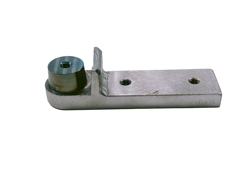 Das komplette Anschlussstück (29264) aus Metall mit zwei Schraubenlöchern und einem zylindrischen Vorsprung, vor weißem Hintergrund.