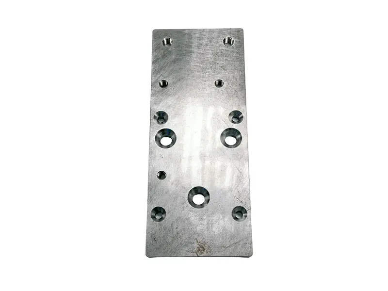 Rechteckige Metallplatte mit glänzender Oberfläche, Bohrungen und Senkungen, Anschlussplatte Suvamatic (31684), in Weiß.