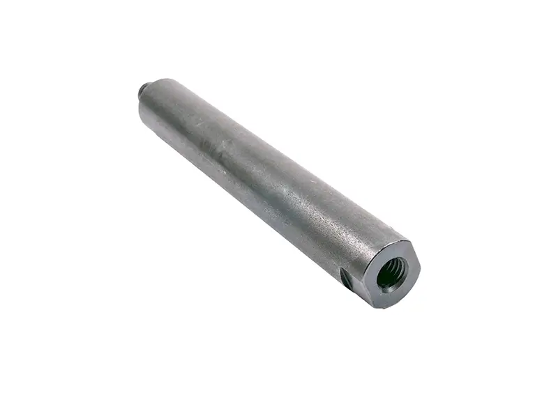 Ein Distanzbolzen mit Schlüsselflächen (33760), ein Metallzylinder mit Gewindebohrung, liegt auf weißem Hintergrund.