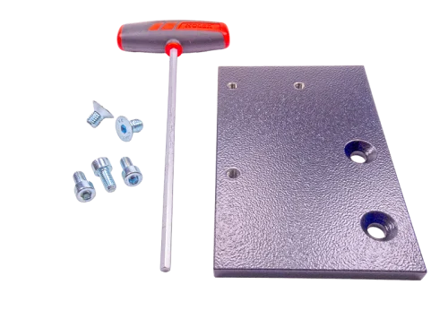 Suvamatic-Set 44744: Minimax Metallplatte mit Gewindebohrungen, vier Schrauben, L-Winkel und T-Griff-Inbusschlüssel auf Weiss.