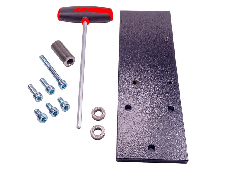 Suvamatic-Set 55021: SAC Montagekit mit schwarzer Metallplatte, T-Griff-Inbusschlüssel, Schrauben, Muttern und Distanzstück.