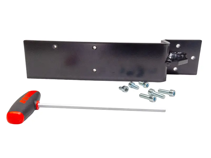 Schwarze Metall-Montagekonsole, Sechskantschlüssel und sechs Schrauben vom Suvamatic-Set 55031 für Maschinenschutz, weiß.