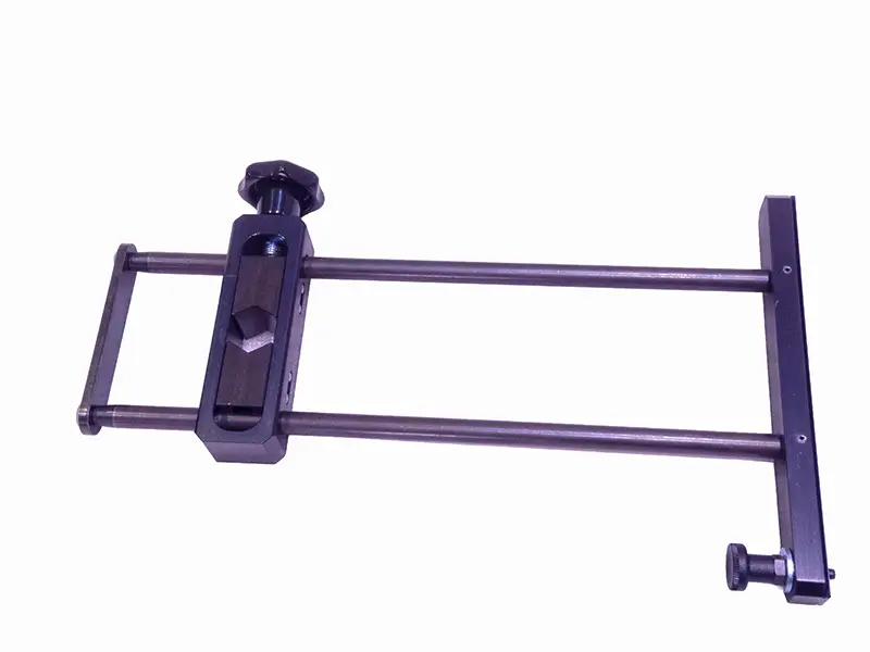 Druckwerkzeug mit zwei parallelen Stangen, verstellbarem Schieber und Schraubknopf für sicheres, präzises Holzspannen.
