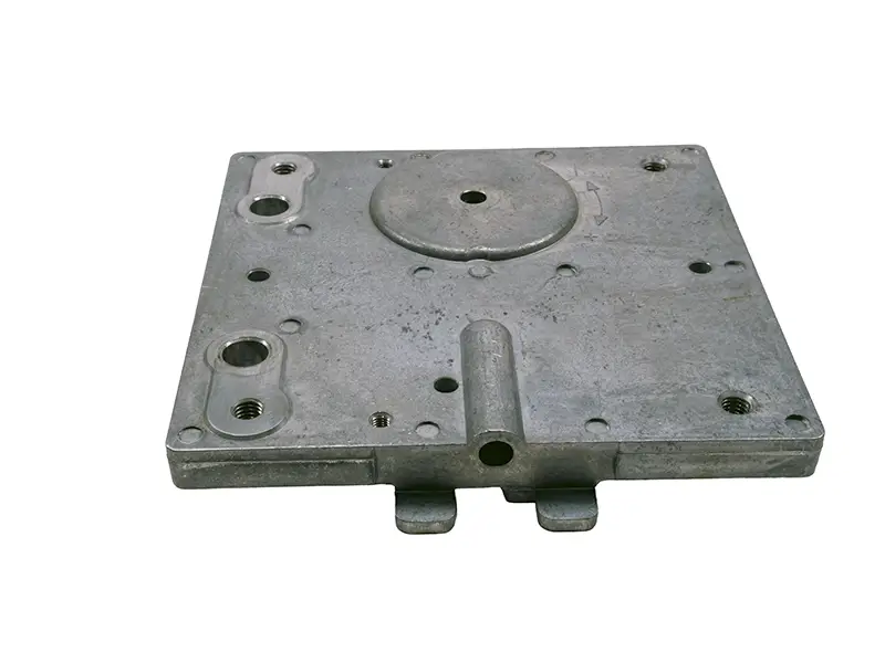 Die Führungsplatte 308 ist ein quadratisches Metallteil mit Bohrungen und Nuten für den Arbeitsschutz, auf weissem Hintergrund.