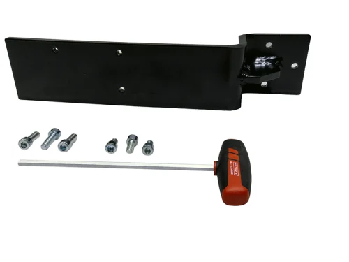 Suvamatic-Set 44136 von SCM: Schwarzer Metallwinkel, Bolzen, Muttern und roter Innensechskantschlüssel auf Weiss.