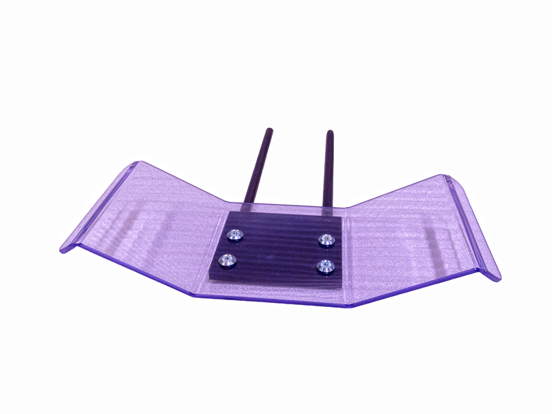 Die Schutzverdeckung komplett 544 ist violett, flügelförmig, mit 2 schwarzen Stangen und 4 silbernen Schrauben auf Weiss.