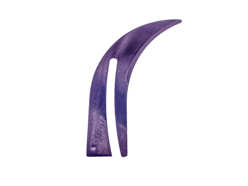 Spaltkeil Größe 350, Dicke 3.6 mm, violett, gebogener Rand, Langloch. Isoliert auf weißem Hintergrund.