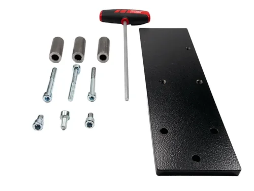 Schwarze Metallplatte, T-Griff-Inbusschlüssel, Abstandshalter und Schrauben für das Suvamatic-Set 14426 sind übersichtlich angeordnet. Schwarze Metallplatte, T-Griff-Inbusschlüssel, Abstandshalter und Schrauben für das Suvamatic-Set 14426 sind übersichtlich angeordnet.