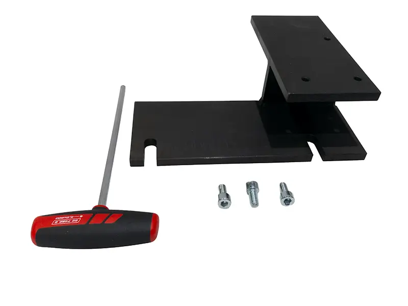 Ein Suvamatic-Set (14481) mit Felder-Metallwinkeln, drei Schrauben und einem roten Inbusschlüssel vor weißem Hintergrund.