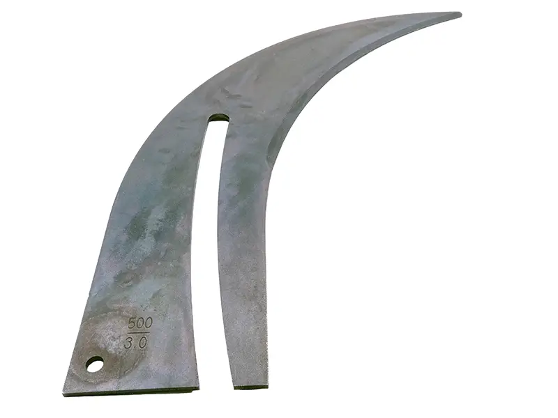 Gebogener Spaltkeil aus Metall, mit Spitze, Loch und Langloch; ideal als Schutzvorrichtung für Holzbearbeitungsmaschinen.