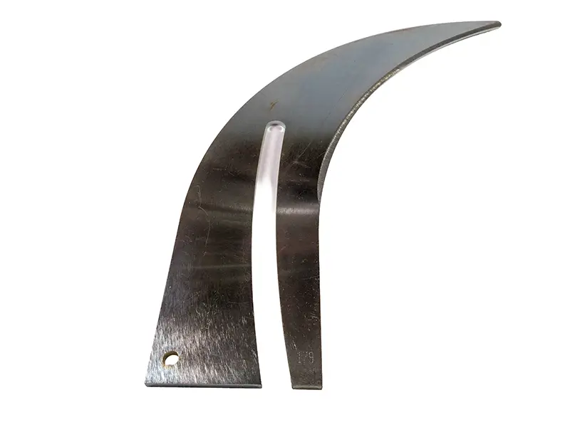 Spaltkeil, Größe 500, Dicke 4,0 mm, aus Metall mit Schneidekante und Schlitz, Arbeitsschutz bei der Holzbearbeitung, auf Weiß.