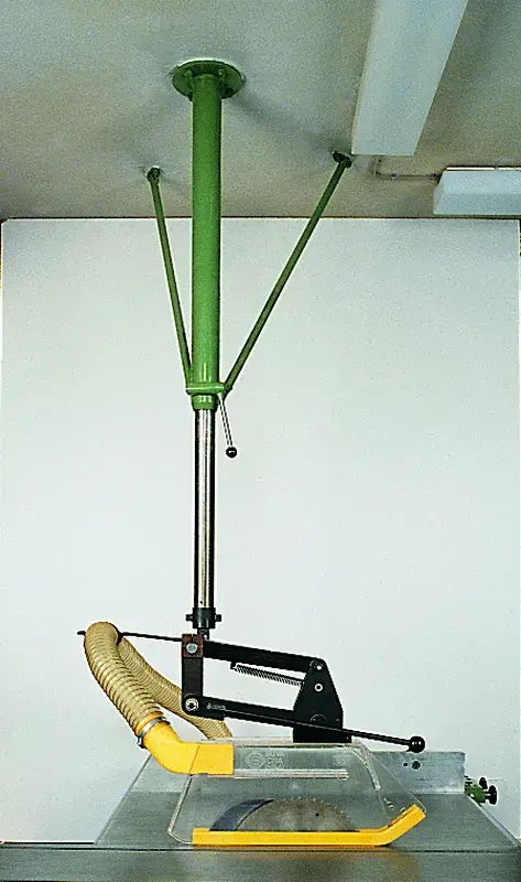 Mechanisches Gerät mit grünem Stab, Tischkreissäge und schmaler Schutz- und Absaughaube S 91 für optimale Staubabsaugung. Mechanisches Gerät mit grünem Stab, Tischkreissäge und schmaler Schutz- und Absaughaube S 91 für optimale Staubabsaugung.